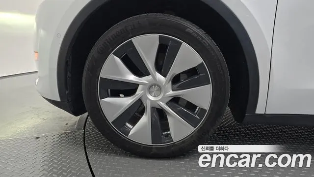 Tesla Model Y 2021 thumb 4