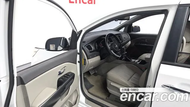 Kia Carnival 2016 thumb 10