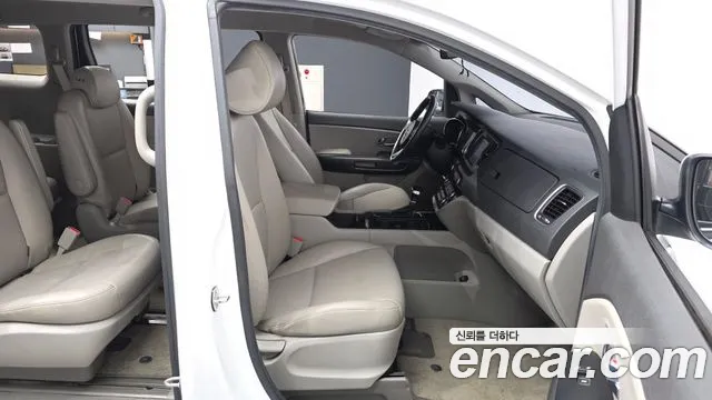 Kia Carnival 2016 thumb 11