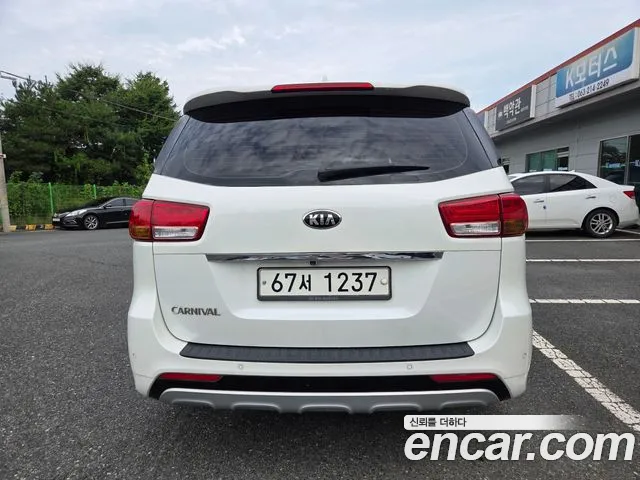 Kia Carnival 2015 thumb 4
