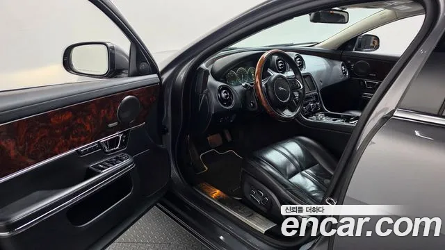 Jaguar XJ 2015 thumb 10