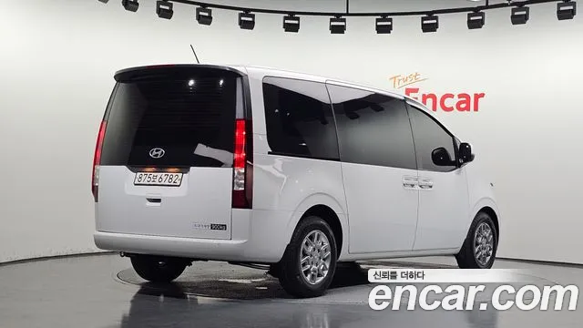 Hyundai Staria 2023 thumb 2