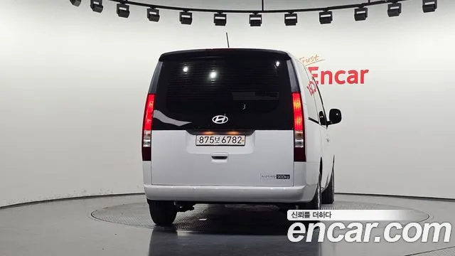 Hyundai Staria 2023 thumb 4