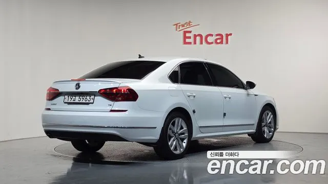 Volkswagen Passat (North America and China) 2018 thumb 2