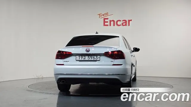 Volkswagen Passat (North America and China) 2018 thumb 4