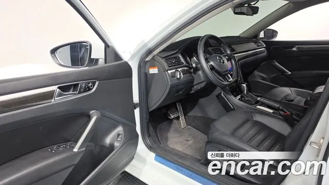 Volkswagen Passat (North America and China) 2018 thumb 10