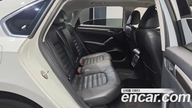 Volkswagen Passat (North America and China) 2018 thumb 11