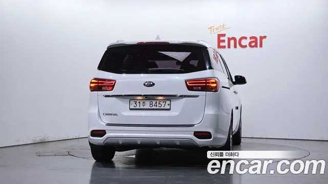 Kia Carnival 2018 thumb 4