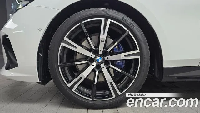 BMW 5-Series 2025 thumb 4