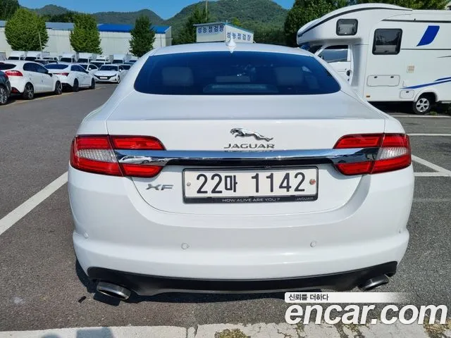 Jaguar XF 2014 thumb 6