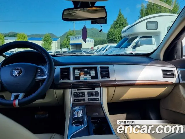 Jaguar XF 2014 thumb 10