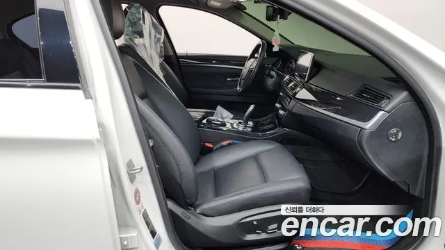 BMW 5-Series 2015 thumb 11