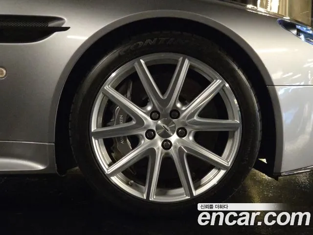 Astonmartin Vantage 2015 thumb 5
