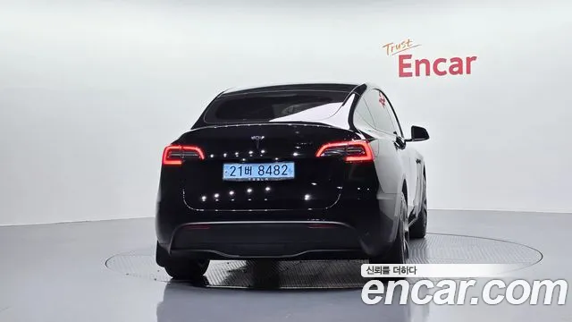 Tesla Model Y 2023 thumb 3