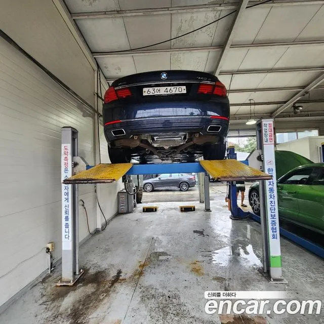 BMW 7-Series 2015 thumb 2