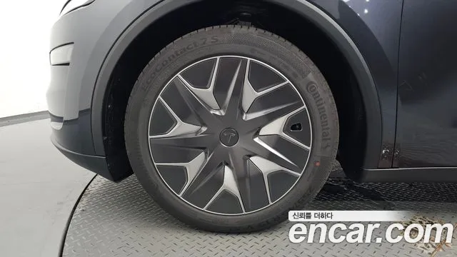 Tesla Model Y 2026 thumb 4