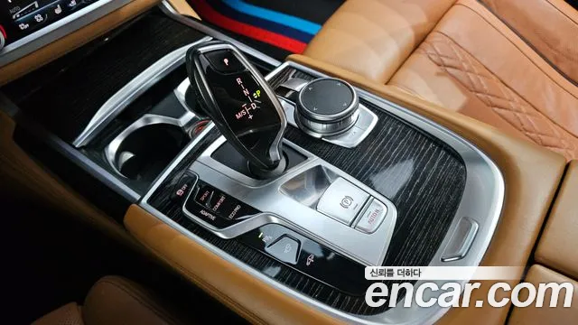 BMW 7-Series 2018 thumb 9