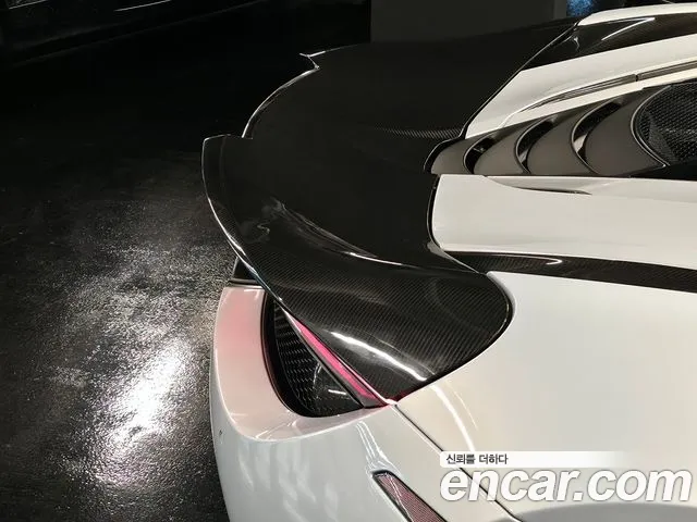 Mclaren 720S 2017 thumb 12