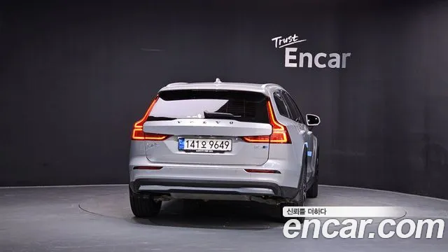 Volvo V60 2023 thumb 4