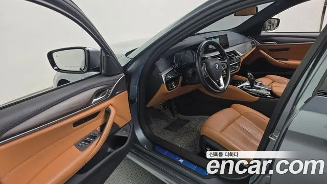 BMW 5-Series 2017 thumb 10