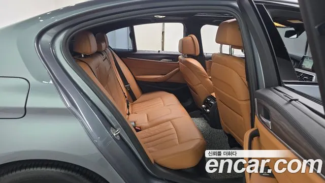 BMW 5-Series 2017 thumb 11