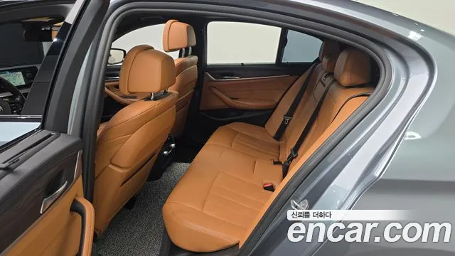 BMW 5-Series 2017 thumb 12