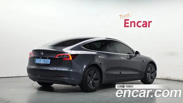 Tesla Model 3 2020 thumb 2