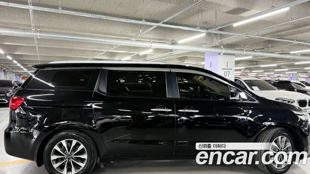 Kia Carnival 2015 thumb 8