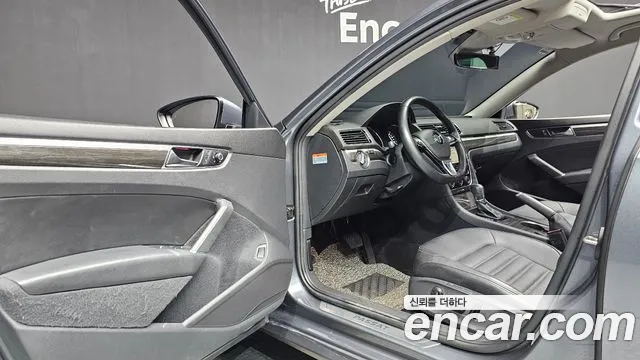Volkswagen Passat (North America and China) 2018 thumb 10