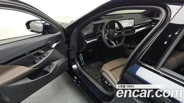 BMW 5-Series 2024 thumb 11