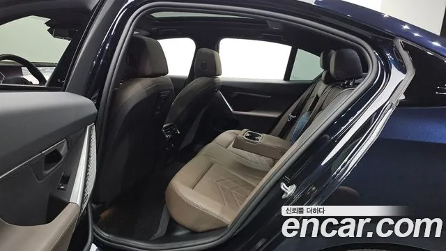 BMW 5-Series 2024 thumb 12
