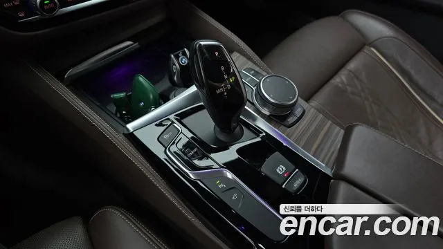 BMW 5-Series 2018 thumb 9