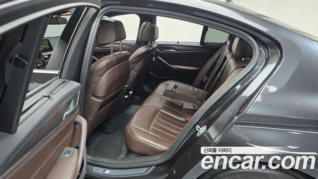 BMW 5-Series 2018 thumb 11