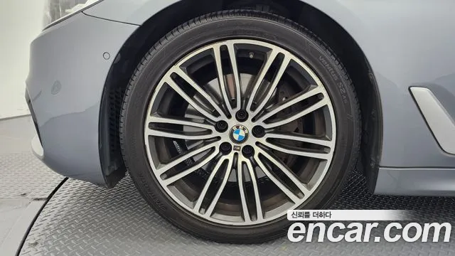 BMW 5-Series 2019 thumb 4