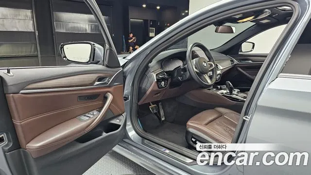 BMW 5-Series 2019 thumb 9