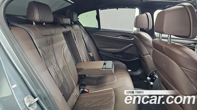 BMW 5-Series 2019 thumb 11
