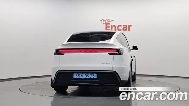Tesla Model Y 2025 thumb 3