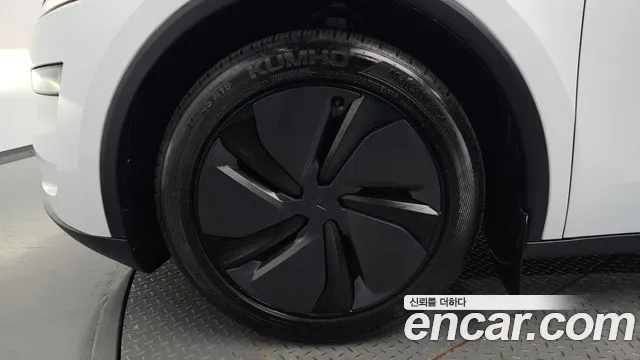 Tesla Model Y 2025 thumb 4