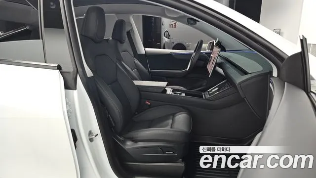 Tesla Model Y 2025 thumb 9