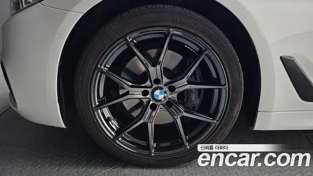 BMW 5-Series 2017 thumb 4