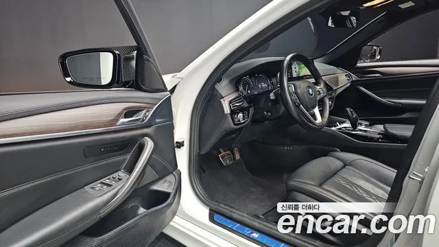 BMW 5-Series 2017 thumb 9