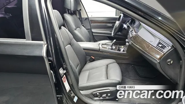 BMW 7-Series 2014 thumb 10