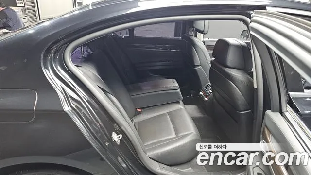 BMW 7-Series 2014 thumb 11