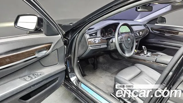 BMW 7-Series 2014 thumb 12