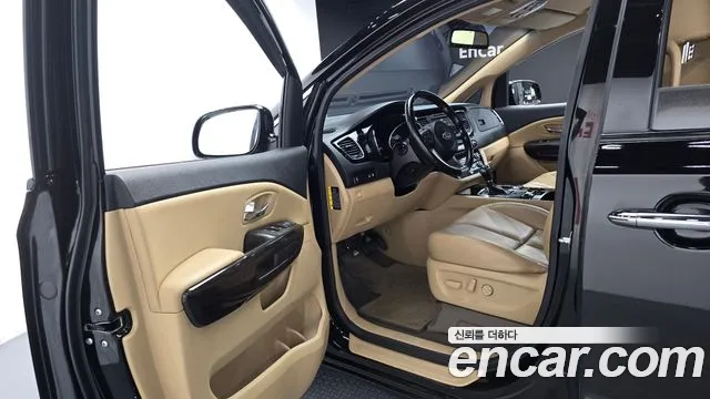 Kia Carnival 2015 thumb 10
