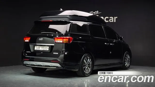 Kia Carnival 2017 thumb 2