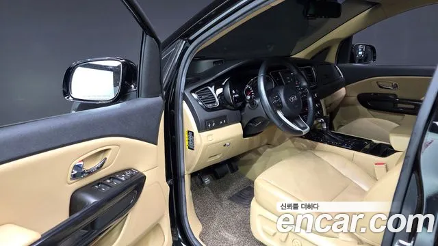 Kia Carnival 2017 thumb 10
