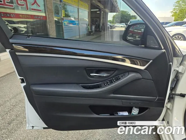 BMW 5-Series 2014 thumb 6