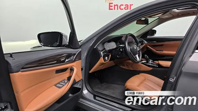 BMW 5-Series 2021 thumb 9