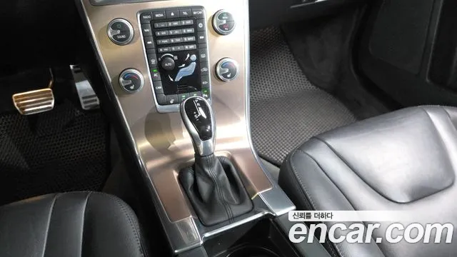 Volvo XC60 2017 thumb 9